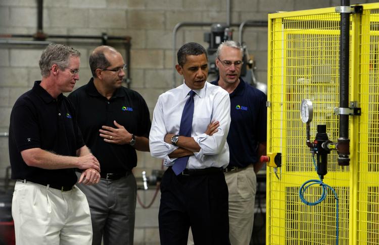 turné. Obama besøger  ZBB Manufacturing og får en rundvisning af virksomhedens chefer. 