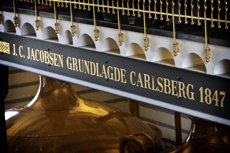 fremgang. Carlsberg har for længst brygget sin sidste øl i Valby. Og selv om der sælges færre øl, vinder koncernen markedsandele. 
