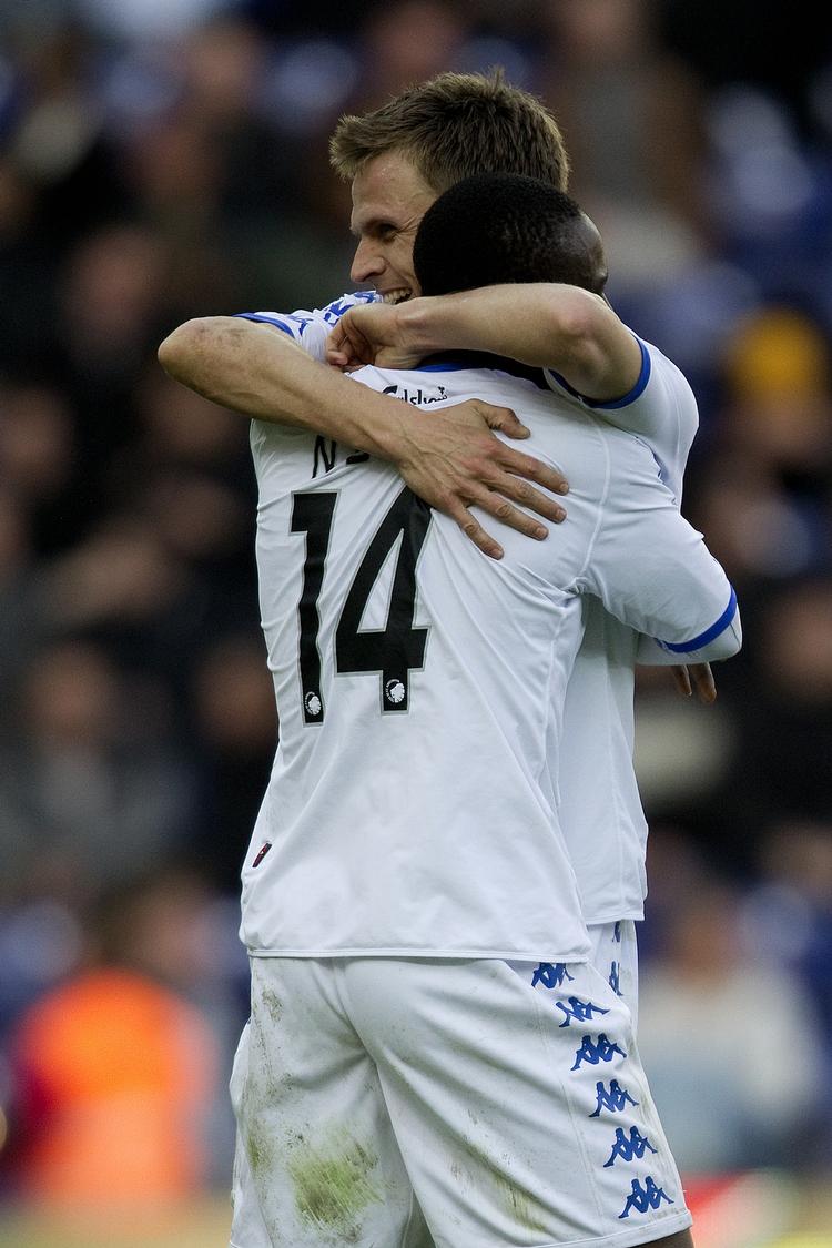 farligt. FCK's Jesper Grønkjær og Dame N'Doye jubler over en scoring. Den situation ser FCK gerne gentaget at par gange i aften. Arkivfoto. 
