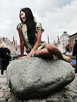 »Det er hårdt«, stønner Dian Gundman fra Indonesien og Midtsjælland under arbejdet på stenen. Foto: Jens Hultquist 