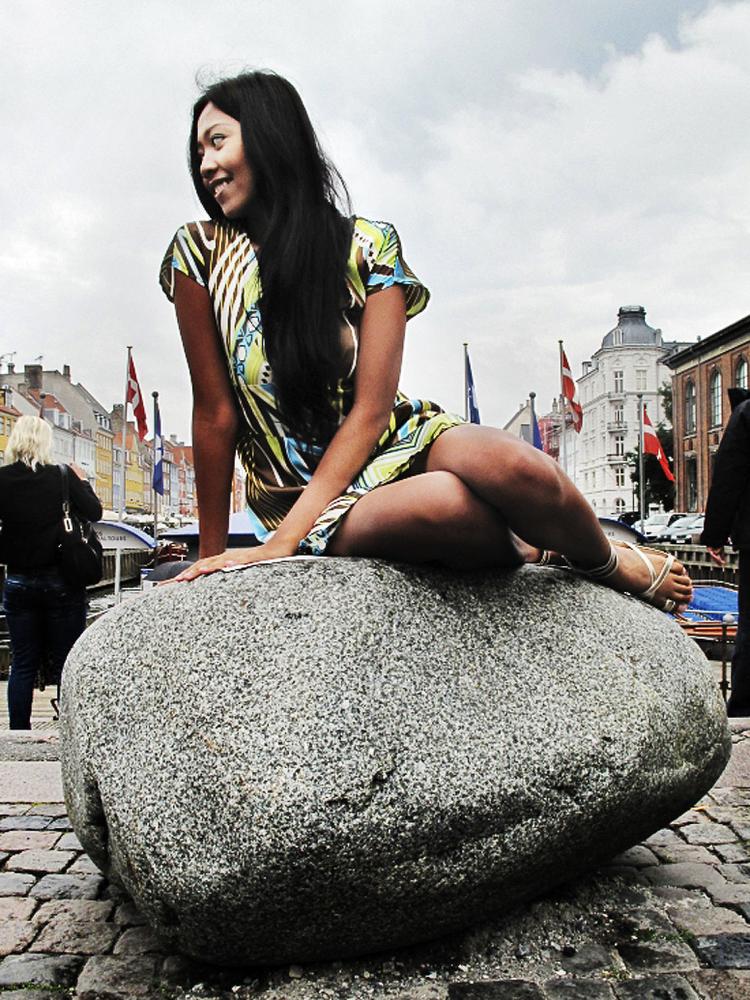 »Det er hårdt«, stønner Dian Gundman fra Indonesien og Midtsjælland under arbejdet på stenen. Foto: Jens Hultquist 