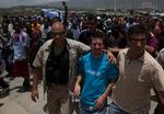 unicef-ambassadør. Lionel Messi brugte noget af sin korte sommerferie efter VM på et besøg til nogle af de hårdt ramte områder efter jordskælvet i Haiti. Her føres han gennem menneskehavet af to bodyguards. Arkivfoto. 