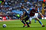 Chelseas Ashley Cole i nærkamp med hjemmeholdets James Milner. 