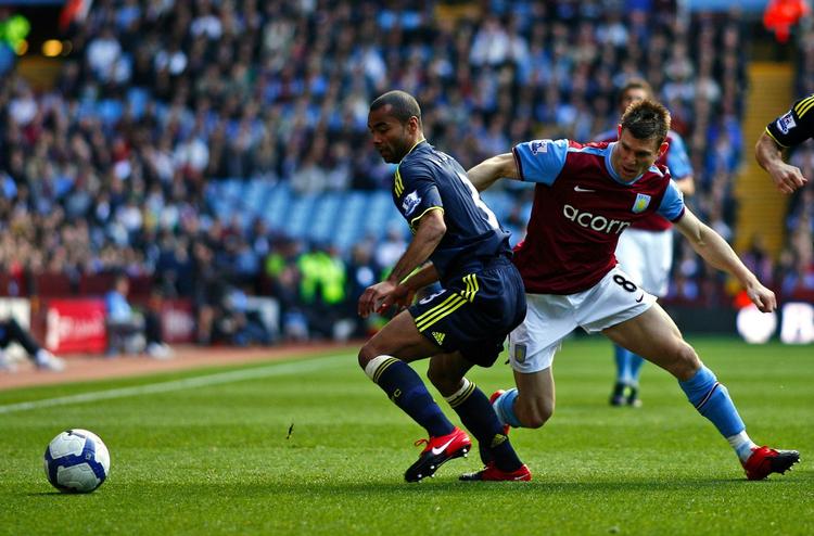 Chelseas Ashley Cole i nærkamp med hjemmeholdets James Milner. 