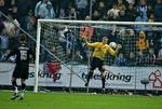 Anders Lindegaard vil ikke finde sig i at være forvist til bænken, efter FC Midtjylland har købt den tidligere Manchester United-keeper, Roy Carroll. 