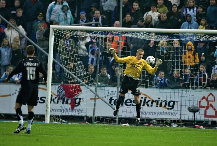 Anders Lindegaard vil ikke finde sig i at være forvist til bænken, efter FC Midtjylland har købt den tidligere Manchester United-keeper, Roy Carroll. 