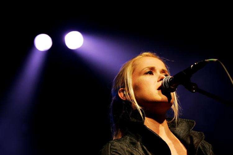 Tina Dickow på scenen i Vega, der nu igen står uden direktør. 