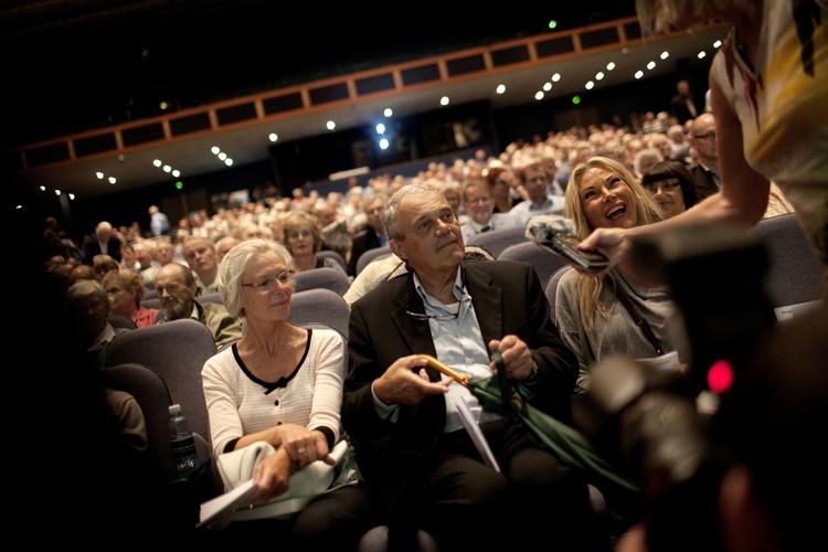 aktieudvidelse. Karsten Ree, der her er fotograferet på generalforsamlingen i Amagerbanken, vil nærstudere prospektet, inden han afgør, om han vil sætte flere penge i banken. 