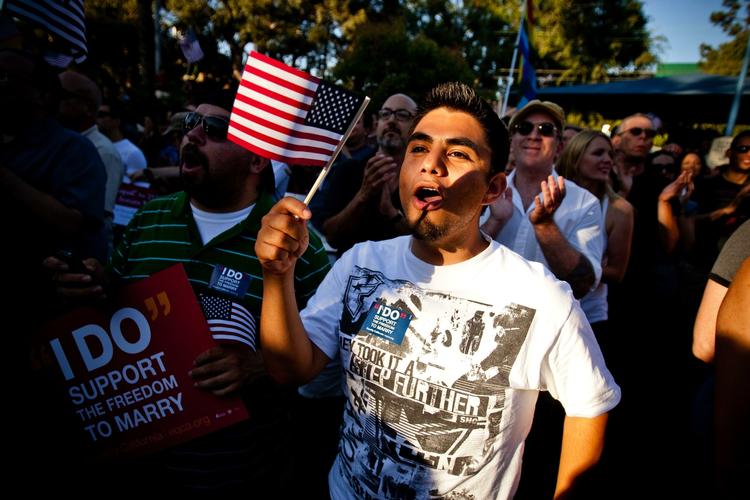 Ægteskab. De homoseksuelle i Californien ved endnu ikke, om de er købt eller solgt, når det kommer til retten til at gifte sig. 