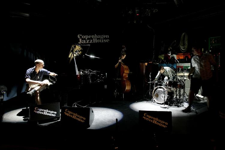 Fra nytår kan man med et stamgæstkort i hånden valse gratis ind til koncerter på JazzHouse. 