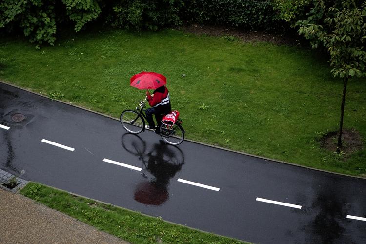 Regn. De store vandmængder rammer Sjælland, Fyn, Østjylland, Midt- og Vestjylland samt Syd- og Sønderjylland. 