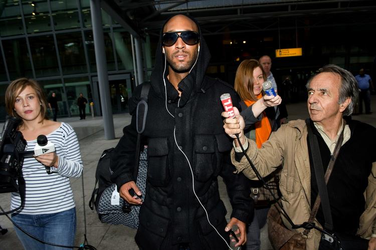 Skandale. Den 31-årige Chelsea-angriber Nicolas Anelkas, da han blev modtaget af pressen efter sin skandaløse opførsel under VM i Sydafrika. 