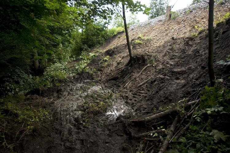 Flere jordskred på strækningen mellem København og Helsingør forsinker togene, der indtil udgangen af næste uge kører efter en særlig nødkøreplan. Dette jordskred er ved Vedbæk. 