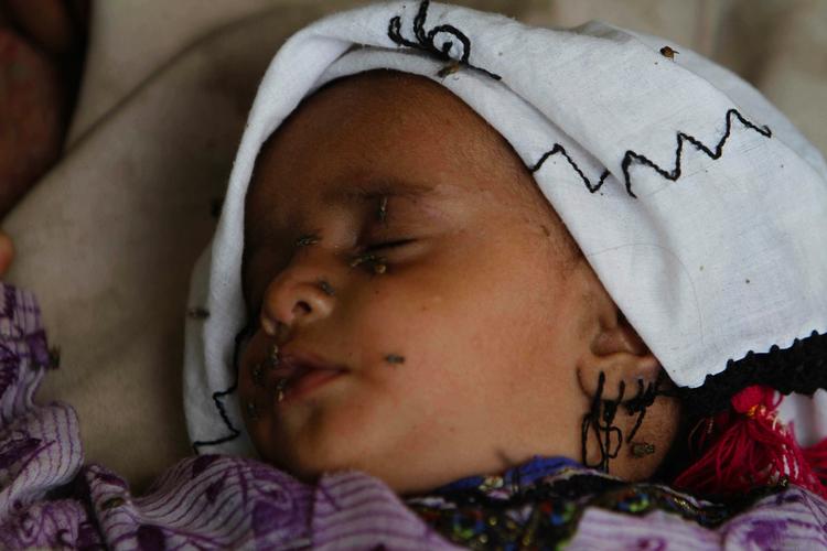 oversvømmelse. En baby får sig en lille lur i en af de midlertidige lejre i Sukkar i den sydlige del af Pakistan. 