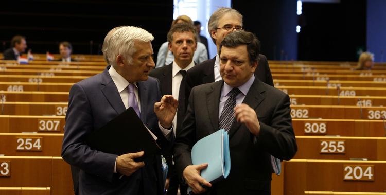 Kontrol. EU-kommissionen med Jose Manuel Barroso (th.) i spidsen forsøger ikke længere at styre medlemslandene med traditionelle styringsmidler som egentlige sanktioner. I stedet spiller benchmarkingstudier en langt større rolle. Arkivfoto: Virginia Mayo/AP 