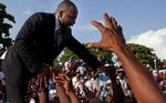 Den haitisk-fødte sanger Wyclef Jean hilste på sine tilhængere efter at have registreret sig som præsidentkandidat i Haiti ved valget i november. 