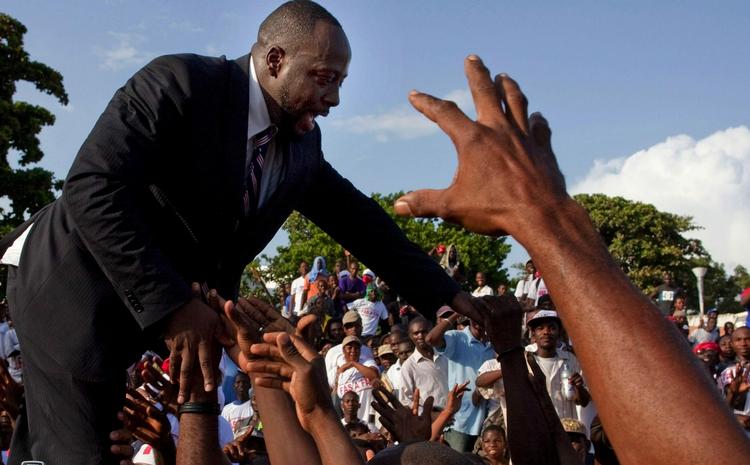 Den haitisk-fødte sanger Wyclef Jean hilste på sine tilhængere efter at have registreret sig som præsidentkandidat i Haiti ved valget i november. 