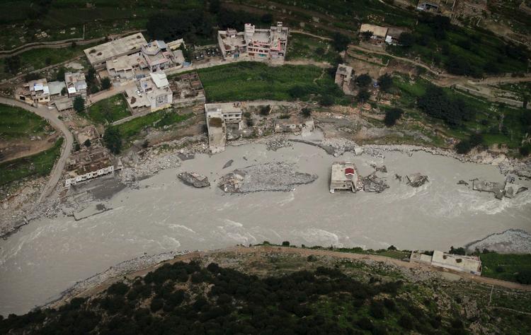 Pakistan. Swatfloden er normalt en idyllisk flod i en dyb dal i bjergene. men for tre uger siden blev den forvandlet til et frådende monster. Her er det resterne af Kalam fotograferet tidligere i dag. 