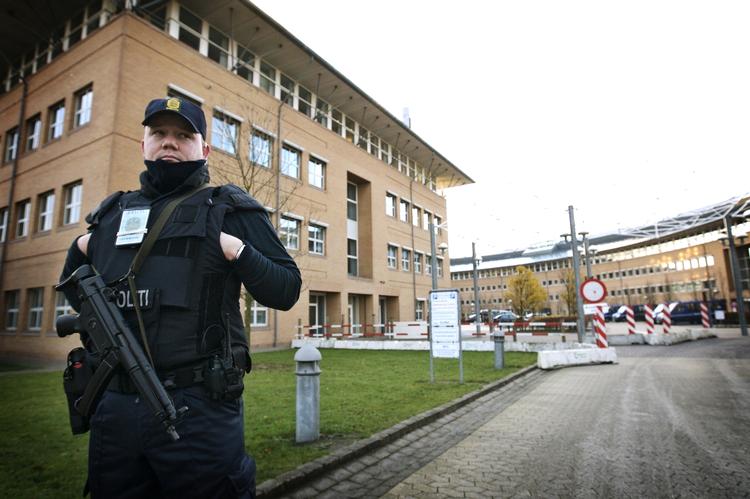 SIKRING. Politiet bevogter Retten i Glostrup under retssagen mod de 14, der er tiltalt for danmarkshistoriens største røveri. Arkivfoto 