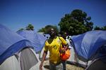 ventetid. Wyclef Jean - og Haiti - må vente et par dage med at få svar på, om den populære rapper kan stille op til præsidentvalget. Her er han fotograferet i en lejr for jordskælvets ofre midt i juni. 