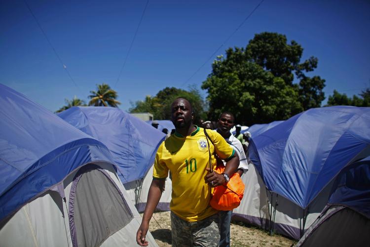 ventetid. Wyclef Jean - og Haiti - må vente et par dage med at få svar på, om den populære rapper kan stille op til præsidentvalget. Her er han fotograferet i en lejr for jordskælvets ofre midt i juni. 