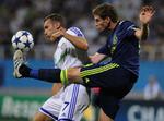 pointdeling. Jan Vertonghen fra Ajax kæmper om bolden med Andrej Sjevtjenko fra Dynamo Kiev. 