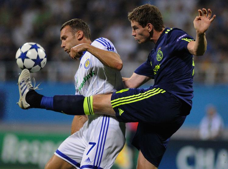 pointdeling. Jan Vertonghen fra Ajax kæmper om bolden med Andrej Sjevtjenko fra Dynamo Kiev. 