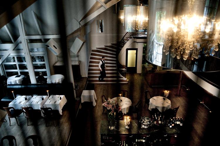 Tænder man  på nogle af  Montparnasses  bistroer, er  Skovriderkroens nye sted et godt  alternativ. Her  serverer de blandt andre gode klassiske retter som bagt  helleflynder med persille puré og glaserede karotter. 
