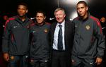 scouting. Manchester United-manager Alex Ferguson med sine tre seneste nyindkøb. Helt til venstre ses Tiago Correia eller 'Bebe', derefter Javier Hernandez og til højre Chris Smalling. Arkivfoto. 