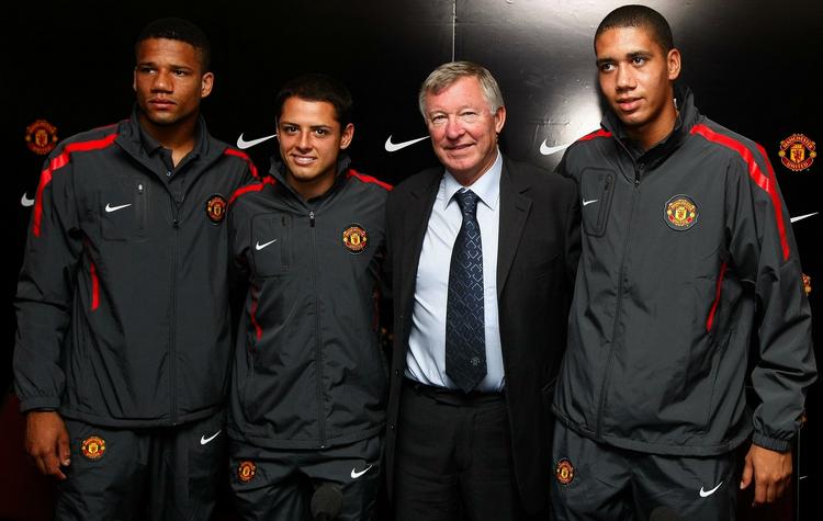 scouting. Manchester United-manager Alex Ferguson med sine tre seneste nyindkøb. Helt til venstre ses Tiago Correia eller 'Bebe', derefter Javier Hernandez og til højre Chris Smalling. Arkivfoto. 