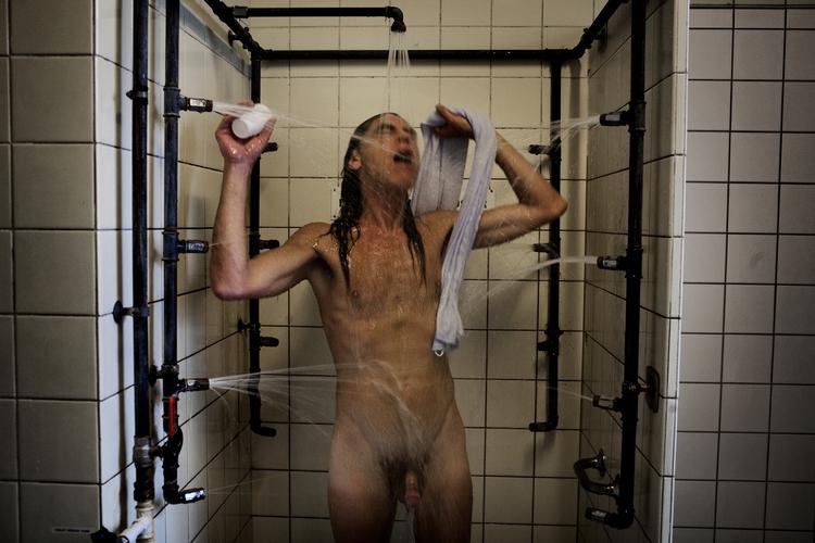 "For fanden, alle har sgu da ret til et bad", siger Kim Nabi, der her får sig en kold spuler. 