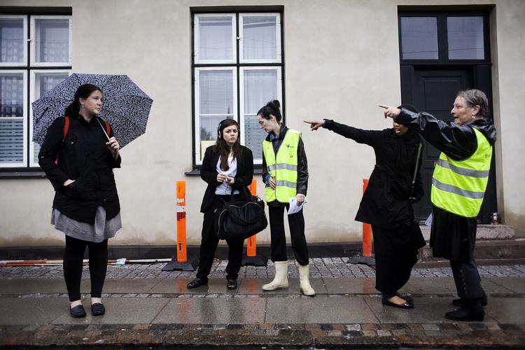 Mens sporarbejdet mellem Lyngby og Hillerød står på, kører der togbusser på strækningen. Billedet her er fra Hellerup Station og personerne på billedet har ikke noget med bøde-historien at gøre. Arkivfoto. 