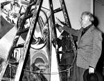 Fuldbragt. Marc Chagall giver de sidste instrukser, før gæsterne entrer Musée des Arts Décoratifs i Paris i 1959. Maleriet hedder 'Le Dimanche'.