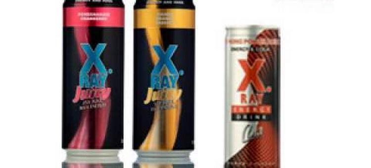 Til venstre to udgaver af X. Ray Juicy, der nu er trukket tilbage fra markedet. Til højre en energidrik, X. Ray Cola, der ikke er omfattet af tilbagetrækningen. PR foto 