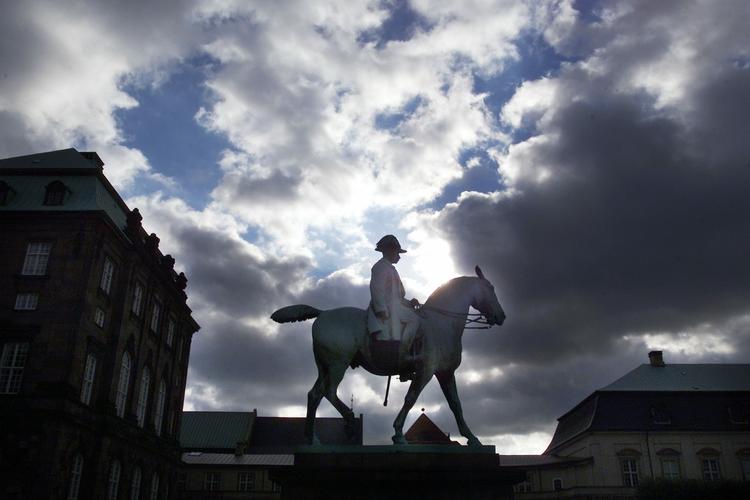 TYSKORIENTERET. Kong Christian IX ville have Danmark optaget i Det Tyske Forbund. Foto af hans rytterstatue på ridebanen ved Christiansborg. 