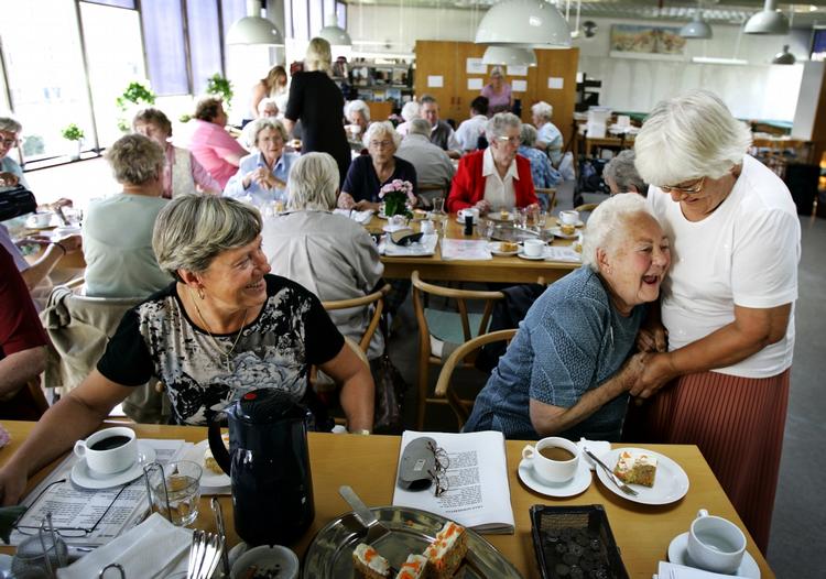 Frivillig. Den borgerlige regering har afsat 100 millioner kroner til at få kickstartet den frivillige sektor. Problemet er bare, at forestillingen om 'civilsamfundets velsignelser' er et blålys. 