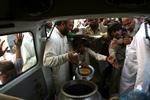 uddeling. Private uddeler mad til ofrene for oversvømmelserne i Pakistan. Her er det i Karachi. Nødhjælpen når langt fra ud til alle, der har behov, siger FN. 