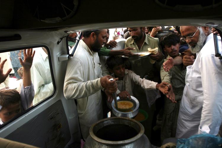 uddeling. Private uddeler mad til ofrene for oversvømmelserne i Pakistan. Her er det i Karachi. Nødhjælpen når langt fra ud til alle, der har behov, siger FN. 