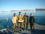 Sirius-folkene Rasmus, Troels, Torben og Mads med jubilæumskagen på 'Ejnar Mikkelsen' . 