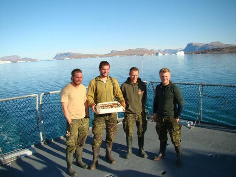 Sirius-folkene Rasmus, Troels, Torben og Mads med jubilæumskagen på 'Ejnar Mikkelsen' . 