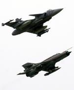 Krigsfly. Det var to jagfly af JAS 39 Gripen-typen, som svenskerne valgte at sende på vingerne mod det norske passagerfly. (Arkivfoto) 