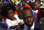 Efterstræbt. Wyclef Jeans datter Angelina jean, tv, rækker ud efter sin far, da han tidligere på måneden ankommer til et valgkontor for at meddele sit kandidatur til præsidentembedet i Haiti. 