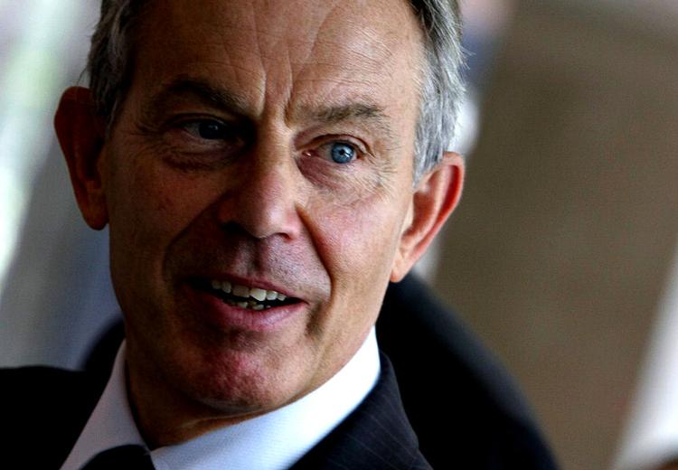 Blodpenge? Med milliondonationen ønsker Tony Blair ifølge eget udsagn »at vise respekt og for at ære de ofre, vore tropper har ydet«. Men kritikerne kalder de 50 millioner kroner for blodpenge med henvisning til, at det var Blair, der som premierminister sendte britiske soldater i krig. 