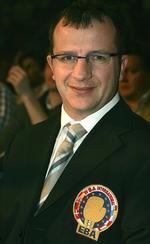 boksetvist. Jesper D. Jensen har ændret mening og er nu igen klar til at gå efter den professionelle boksnings toppost i Danmark. Men hans konkurrenter kritiserer ham. Arkivfoto. 