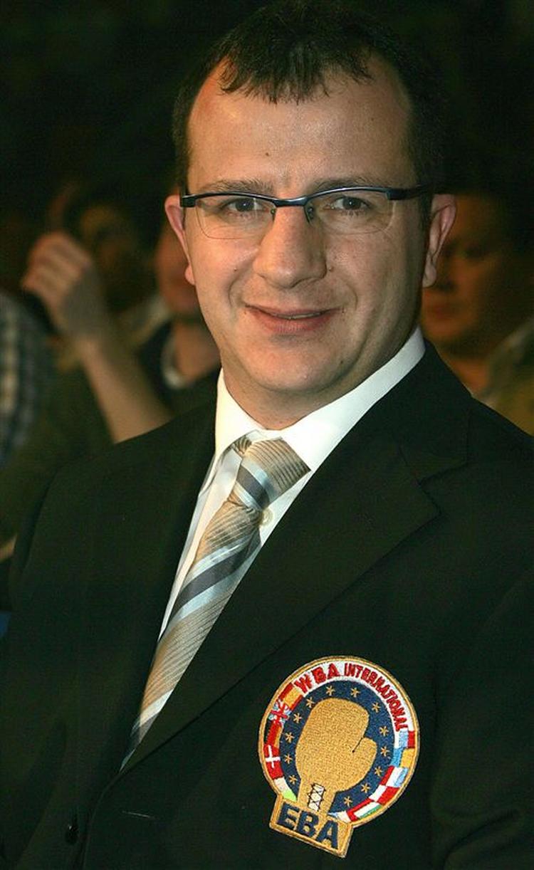 boksetvist. Jesper D. Jensen har ændret mening og er nu igen klar til at gå efter den professionelle boksnings toppost i Danmark. Men hans konkurrenter kritiserer ham. Arkivfoto. 