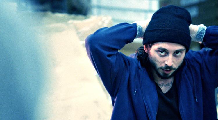 Matias Padin Varela spiller Jorge, der sammen med serbiske Mrado er de nye ansigter på bunden af den svenske velfærdsmodel: indvandrerne. Men der er de ikke alene i 'Snabba Cash', for i jagten på de hurtige penge støder de på både finansfyrster og overklasse i Stockholms skygger. 