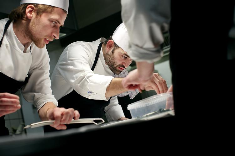 Wassim Hallal og Palle Enevoldsen har slået sig sammen om restaurant Frederikshøj i Århus og udviklet et helt nyt møde mellem dekonstruktivisme og klassicisme i gastronomien. 