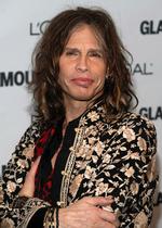 Klodsmajor. Sidste år røg Steven Tyler ned fra scenen og brækkede sin skulder. Mens bandet spillede sangen 'Love in an Elevator'. I tirsdags røg balancen endnu en gang under en koncert i Totonto. Mens bandet spillede - 'Love in an Elevator'. 