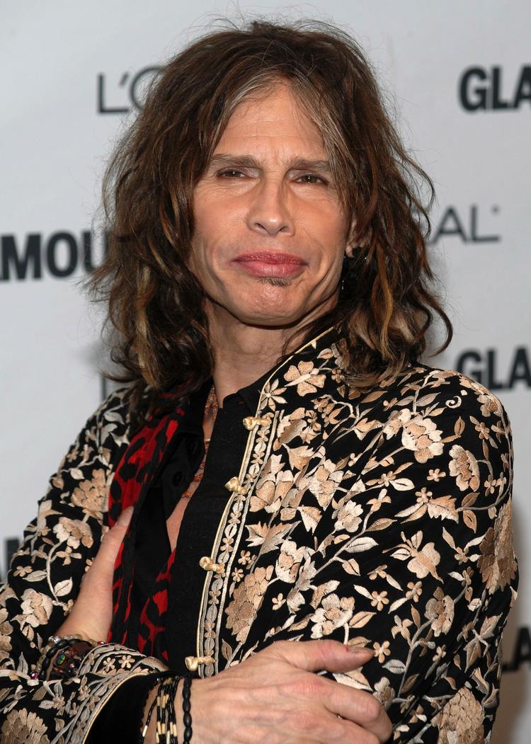 Klodsmajor. Sidste år røg Steven Tyler ned fra scenen og brækkede sin skulder. Mens bandet spillede sangen 'Love in an Elevator'. I tirsdags røg balancen endnu en gang under en koncert i Totonto. Mens bandet spillede - 'Love in an Elevator'. 
