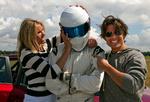 MASKEMANDEN. 'The Stig' sammen med de amerikanske skuespiller Cameron Diaz og Tom Cruise. Arkivfoto. 